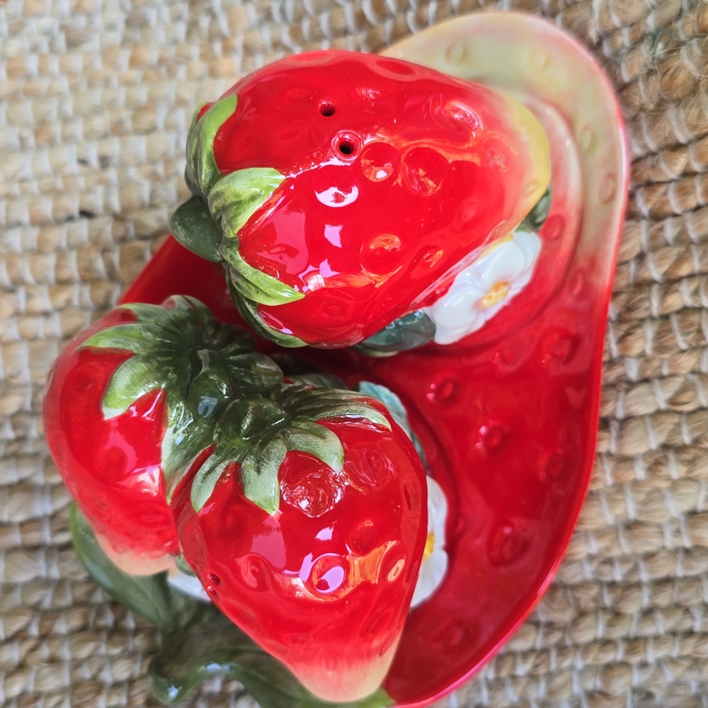 Strawberry 🍓 Ceramic Salt and Pepper Shakers with Red Berry Tray Plate So CUTE